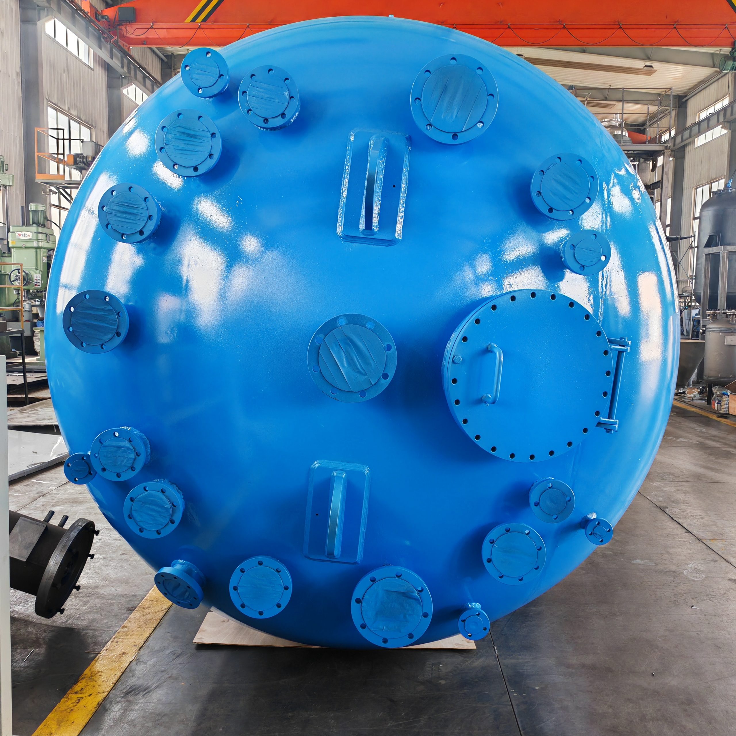 Tank cover nozzle ports on titanium reactor